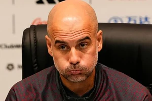Pep Guardiola bình luận đáng kinh ngạc về Super League