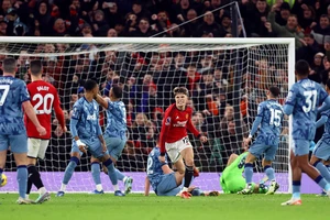 Garnacho và Hojlund giúp MU ngược dòng ngoạn mục, Liverpool lên đỉnh Premier League