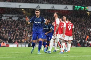 Arsenal mất ngôi đầu bảng, Tottenham mất Top 4, thành London buồn