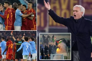 Jose Mourinho và 3 cầu thủ bị đuổi trong trận Derby della Capitale
