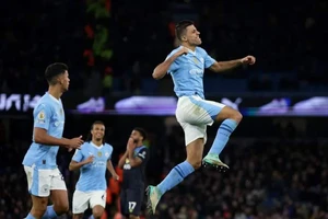 Man City thắng dễ Burnley, Liverpool ‘hủy diệt’ Chelsea