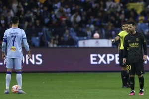 Ronaldo lỡ hẹn với Messi