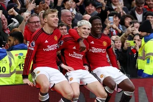 MU 'hủy diệt' West Ham, Chelsea thua sốc