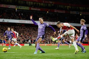 Thắng đẹp Liverpool, Arsenal trở lại đường đua vô địch