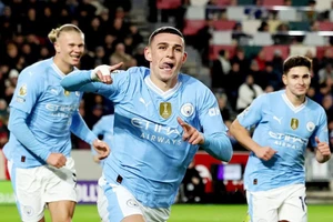 Foden lập hat-trick, Man City áp sát ngôi đầu Premier League