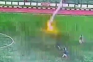 Cầu thủ Indonesia bị sét đánh tử vong trên sân