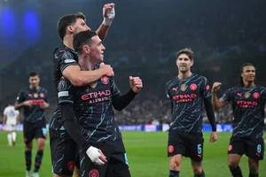 Man City và Real Madrid ‘đặt một chân’ vào tứ kết Champions League