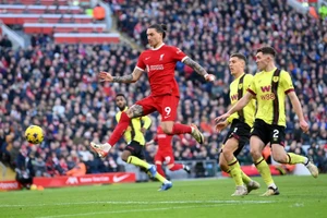 Brentford – Liverpool: The Kop bắn hạ “Bầy ong”