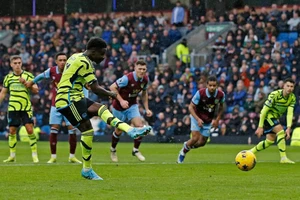 Arsenal “hủy diệt” Burnley, Tottenham mất Top 4 Premier League