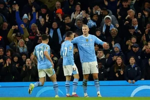 Man City áp sát ngôi đầu bảng Premier League