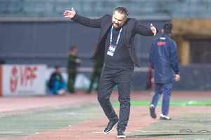 Quả bóng vàng Hoàng Đức và Viettel ở thế nguy hiểm khi rơi xuống đáy bảng. Ảnh: HẢI THỊNH