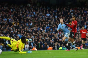 Man City ngược dòng thắng MU