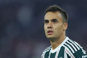 Ngôi sao Tottenham khóc như một đứa trẻ trong phòng thay đồ MU