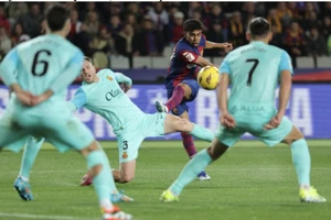 Barca rút ngắn khoảng cách với Real Madrid còn 5 điểm