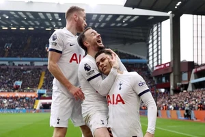 Tottenham áp sát Top 4 Premier League