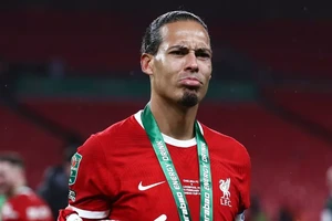 Van Dijk hối hận vì hành động bộc phát, Liverpool lâm nguy