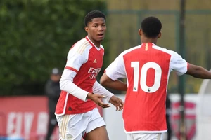 Thần đồng Arsenal ghi 10 bàn vào lưới Liverpool