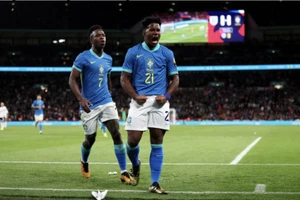 Tuyển Brazil hạ gục Anh, Đức thắng Pháp