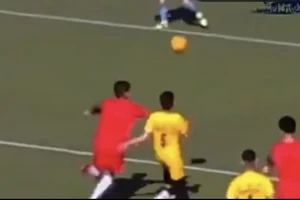 Bi kịch cầu thủ 17 tuổi chết ngay trên sân sau một cú đá