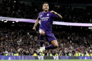 Real Madrid tái lập khoảng cách 8 điểm với Barca