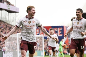 Thắng Crystal Palace, Man City chưa thể lên đỉnh Premier League