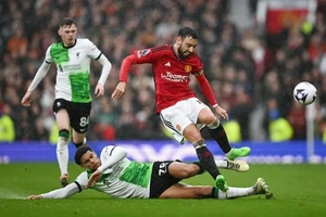 Hòa MU, Liverpool mất ngôi đầu bảng Premier League