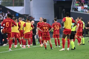 Ngôi sao AS Roma đột ngột ngã gục trên sân, trận đấu bị hủy