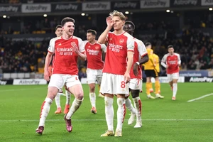 Arsenal trở lại đỉnh Premier League