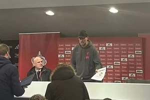 Klopp kinh ngạc khi thấy bản hợp đồng ký với Man United
