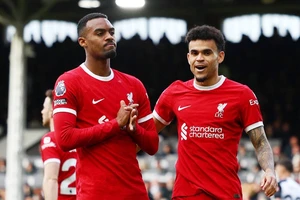 Hạ Fulham, Liverpool tiếp tục đường đua vô địch Premier League