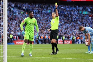 Kỳ lạ siêu sao Man United nhận 2 thẻ vàng vẫn không bị đuổi khỏi sân