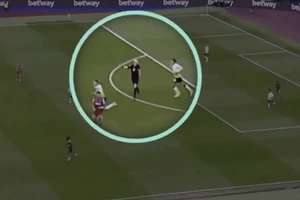 Tranh cãi trọng tài ngăn cản Liverpool ghi bàn thắng kỳ lạ nhất mùa giải