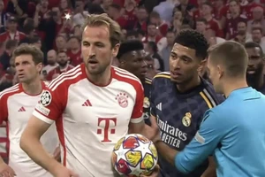 Real Madrid - Bayern Munich (2-2): Bellingham làm trò gây sốc với Harry Kane