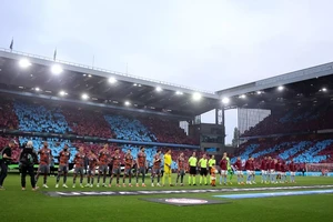 CĐV ngừng tim, trận đấu của Aston Villa bị trì hoãn