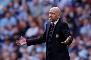 Ten Hag hé lộ HLV của MU mùa tới