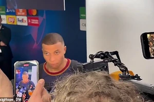 Mbappe trợn tròn mắt trước câu hỏi khó, lập tức bỏ đi