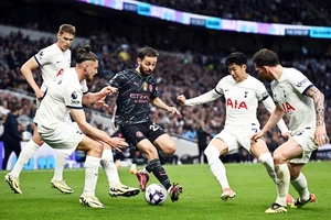 Man City tiến gần đến kỳ tích lịch sử Premier League