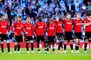 Cầu thủ MU không vui vì WAGs không được trả chi phí