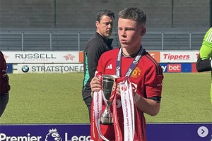 Rooney ghi bàn tuyệt đẹp, MU lên ngôi vô địch trẻ