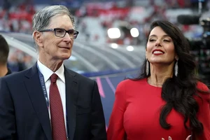 Vợ của ông chủ Liverpool phản pháo Man City