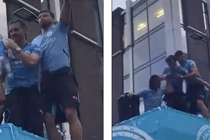 Video Jack Grealish 2 lần suýt rơi khỏi xe buýt khi Man City diễu hành
