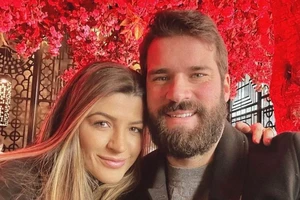 Vợ của thủ môn số 1 Liverpool Alisson lên tiếng khi bị cáo buộc ngộ sát