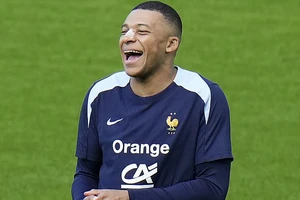 Chùm ảnh Mbappe trở lại tập luyện với chiếc mũi bị gãy
