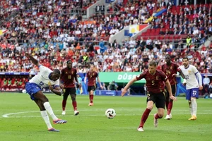 Đội tuyển Pháp vào tứ kết Euro 2024 nhờ tình huống phản lưới nhà