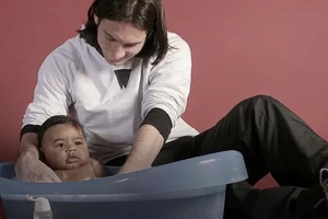 Bức ảnh gây sốt Messi tắm cho Yamal