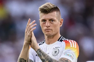 Tâm thư chia tay sự nghiệp cảm động của Toni Kross và lời xin lỗi chân thành