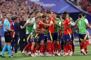 Mbappe nhạt nhòa, Yamal rực sáng