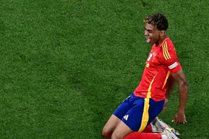 HLV Deschamps nói lời kỳ lạ, Yamal gặp may