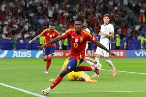 Tây Ban Nha đi vào lịch sử Euro