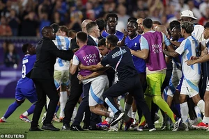Ẩu đả dữ dội giữa Pháp và Argentina tại Olympic
